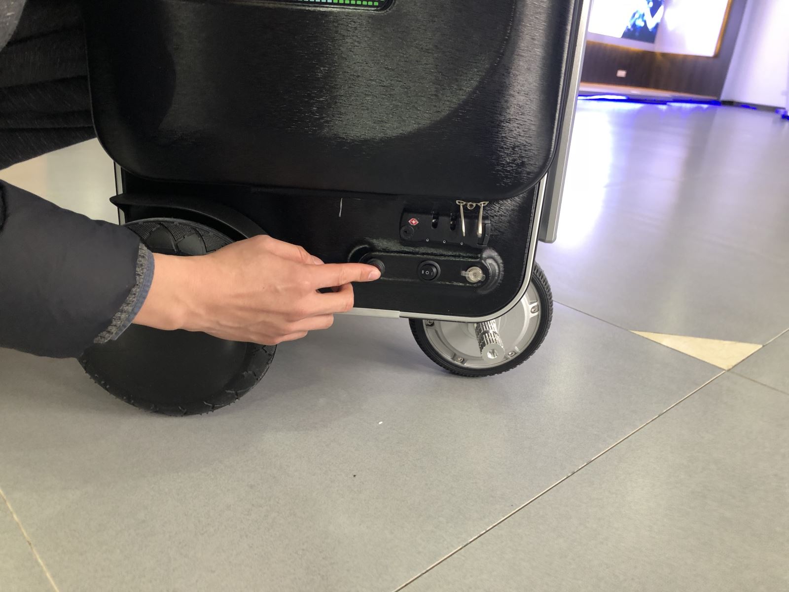 Airwheel爱尔威智能行李箱