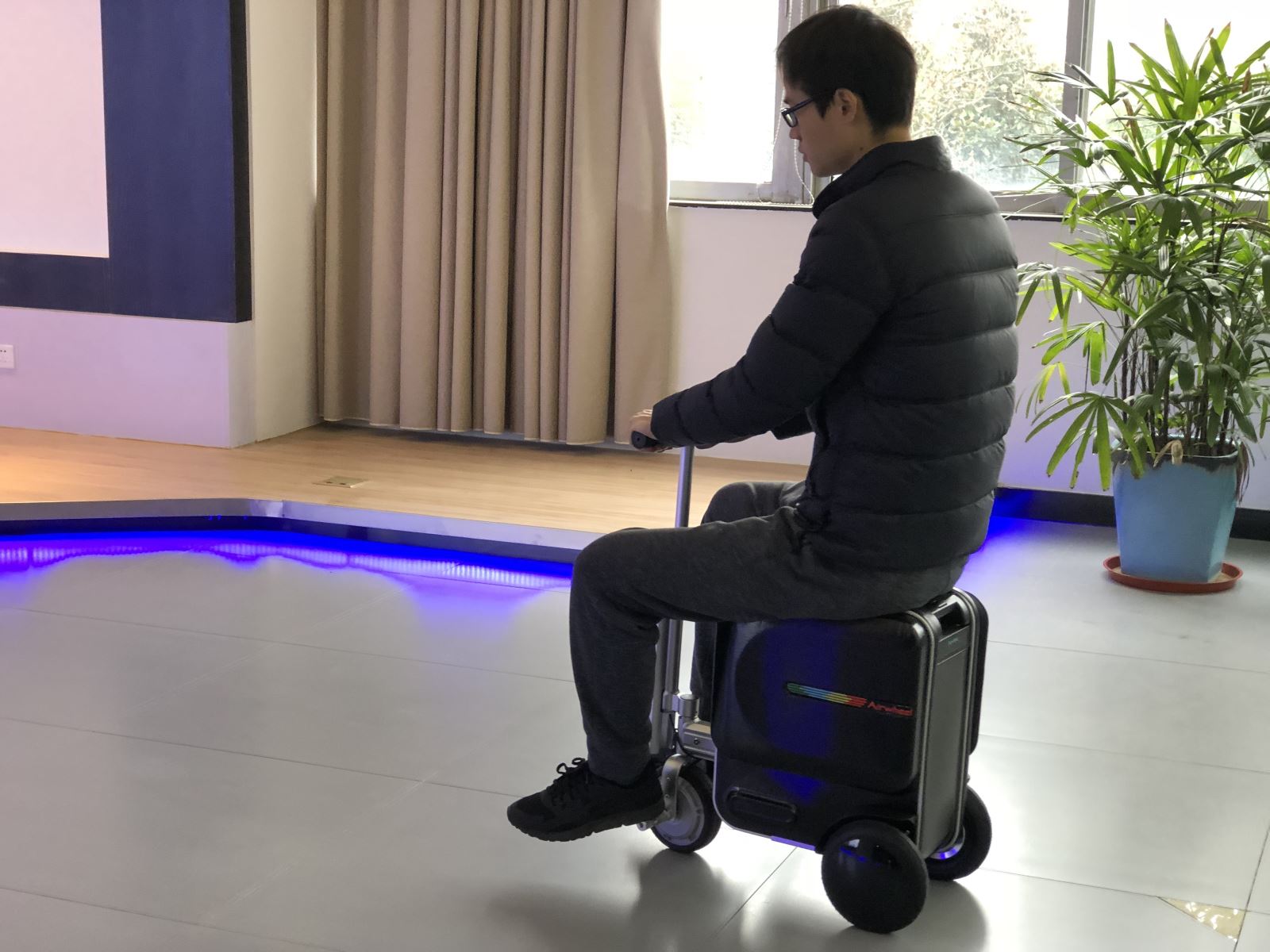 Airwheel爱尔威智能行李箱