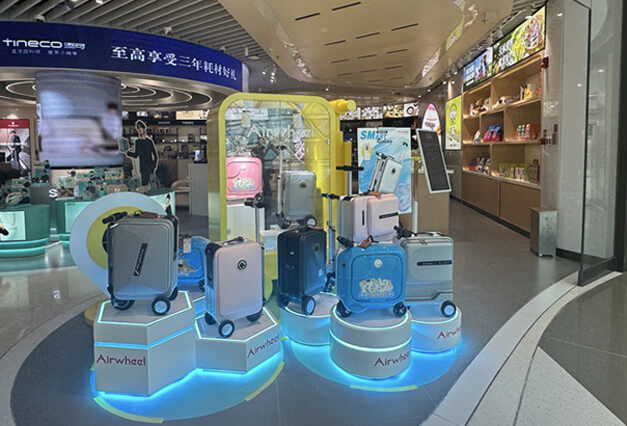 Smart travel suitcase display
