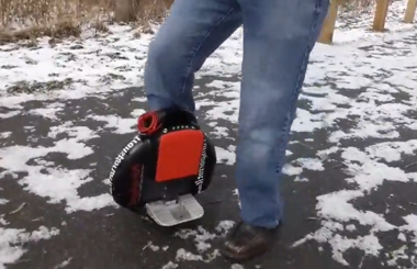 你能在冬天的雪地里驾驭Airwheel爱尔威平衡车么？点击加入我们~~
