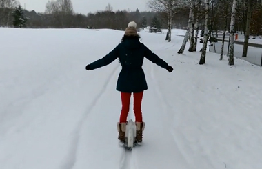 谁说雪天不能出来遛弯的？看看这位美女，不仅要遛弯还要踩着爱尔威Airwheel平衡车遛弯!