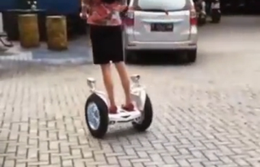 Airwheel爱尔威长腿妹妹的诱惑，不看后悔！别说我没告诉你！
