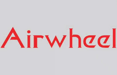 广场演示Airwheel爱尔威智能平衡车S3和电动滑板车Z3！