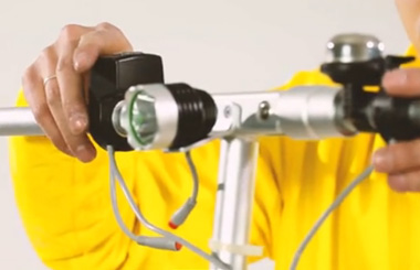 Airwheel爱尔威E6智能自行车维修教学视频之更换拇指转把、刹车、前大灯！