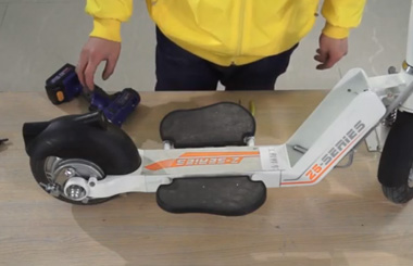 Airwheel爱尔威Z5电动滑板车维修教学视频之更换主控板