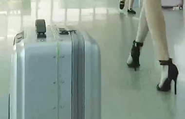 airwheel 智能跟随行李箱机场登机随拍