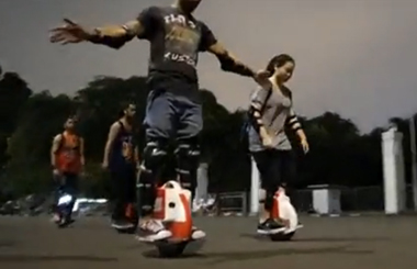 Airwheel爱尔威电动独轮车欧美玩家酷炫刷街秀
