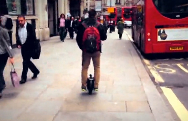 Airwheel爱尔威电动独轮车自平衡车快乐上班轻松出行