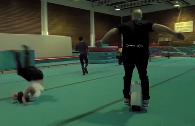 碉堡了！Airwheel2015开年巨献--Youtube疯转爱尔威电动独轮车全球炫